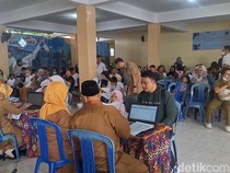 SPMB Jalur Domisili Dibuka, Orang Tua Rela Antre Sejak Subuh di Mataram