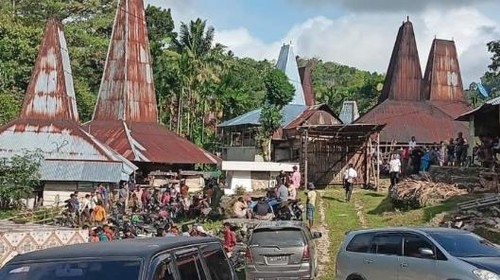 Suasana saat polisi mengevakuasi jenazah Paulus Ngongo Dairo yang tewas dibacok di Desa Kalembu Kanaika, Kecamatan Wewewa Barat, Sumba Barat Daya, NTT, Minggu (29/6/2025).