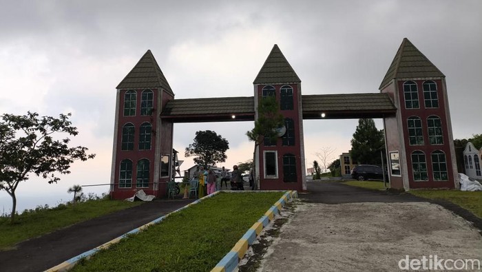 Sukageuri View, Kabupaten Kuningan Sukageuri View tawarkan panorama Ciremai, spot foto, dan camping sejuk dengan tiket terjangkau di Kabupaten Kuningan.