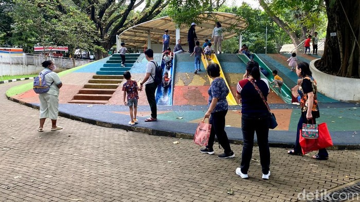 Taman Lalu Lintas Bandung ramai saat liburan sekolah. Banyak anak-anak bersama orang tuanya datang untuk menikmati ragam permainan, Senin (30/6/2025).
