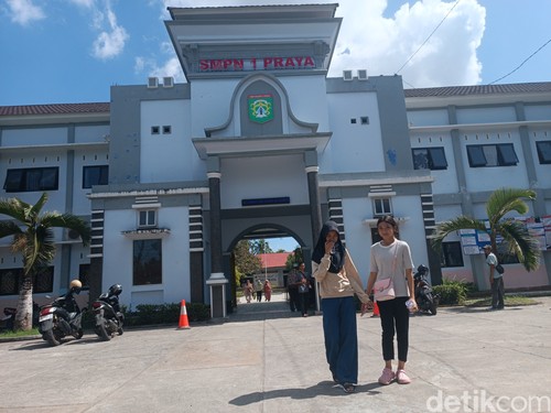 Tampak depan SMPN 1 Praya, Lombok Tengah, Senin (30/6/2025). (Edi Suryansyah/detikBali)