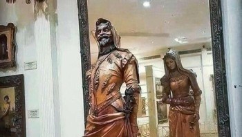 Mungkin salah satu patung paling luar biasa di dunia. Ada patung terkenal yang disebut Patung Ganda Mephistopheles dan Margarita. Faktanya adalah bahwa di satu sisi patung terdapat sosok laki-laki, dan di sisi lain - sosok perempuan. Patung tersebut dibuat dari sepotong pohon sycamore tertua. Foto: Boredpanda