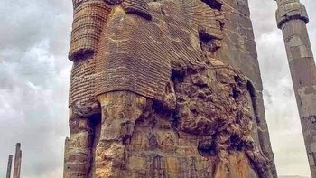 Patung penjaga yang besar berdiri di Gerbang Semua Bangsa di Persepolis, jantung upacara Kekaisaran Achaemenid, yang terletak di Iran saat ini. Ditugaskan oleh Raja Xerxes I pada abad ke-5 SM, gerbang ini pernah menerima utusan dari seluruh kekaisaran selama perayaan Tahun Baru. Diukir dari batu kapur, patung tersebut menampilkan tubuh banteng, sayap elang, dan kepala manusia—melambangkan kekuatan, perwalian, dan martabat kerajaan. Terinspirasi dari lamassu Asyur namun memamerkan unsur-unsur Persia, patung ini menggambarkan keagungan kekaisaran. Meskipun lapuk dimakan waktu, patung tersebut masih dengan kuat menyampaikan seni dan otoritas Persia kuno Foto: Boredpanda