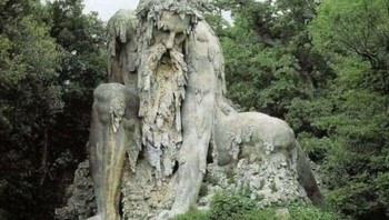 Dibangun lebih dari 420 tahun yang lalu di Florence, Italia, Colossus Apennini berbentuk setengah manusia dan setengah gunung. Dibuat dengan inti batu bata yang dilapisi batu berukir di bagian luar yang menjulang 35 kaki di atas permukaan air. Bahkan ada ruang rahasia di belakang kepalanya dengan perapian yang meniupkan asap melalui lubang hidungnya yang besar. Foto: Boredpanda