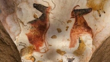 Gua Lascaux di wilayah Dordogne, Prancis, terkenal dengan lukisan dinding Paleolitiknya yang memukau. Karya seni ini, yang sebagian besar berupa penggambaran hewan, berasal dari sekitar 17.000 tahun yang lalu—yang berarti berada di era Paleolitik Atas, kemungkinan pada akhir periode Solutrean atau awal periode Magdalenian. Para ahli memperkirakan usianya menggunakan kombinasi penanggalan radiokarbon dan temuan terkait, seperti tanduk rusa yang diukir, yang memberikan wawasan tentang tradisi artistik manusia purba. Foto: Boredpanda