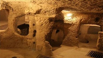 Kota Bawah Tanah Nushabad di Iran, peninggalan Sassania berusia 1.500 tahun, adalah labirin seluas 4 km² dengan kedalaman 4-18 meter. Jaringan terowongan, kamar, dan saluran udara ini melindungi penduduk dari penjajah seperti Mongol dan Arab, dengan pintu masuk tersembunyi dan perangkap licik. Digunakan hingga era Qajar (1789-1925), kota ini terlupakan hingga ditemukan kembali pada 2005 saat seorang penduduk menggali parit. Foto: Boredpanda