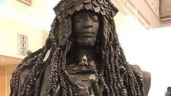 Yasuke, pria Afrika dari Mozambik, tiba di Jepang pada 1579 sebagai budak Portugis. Oda Nobunaga, terkesan dengan perawakannya, menjadikannya samurai pertama kelahiran asing. Setelah mencoba membersihkan kulitnya, Nobunaga memberi Yasuke uang, rumah, dan katana. Yasuke setia melayani Nobunaga, bertempur sebagai samurai terhormat. Foto: Boredpanda