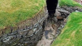 Pada tahun 1850, seorang petani menemukan sebuah desa rahasia. Desa itu kemudian diketahui lebih tua dari Piramida Besar Mesir. Para arkeolog memperkirakan bahwa 100 orang tinggal di desa bernama Skara Brae, Pompeii Skotlandia. Rumah-rumah saling terhubung melalui terowongan, dan setiap rumah dapat ditutup dengan pintu batu. Foto: Boredpanda