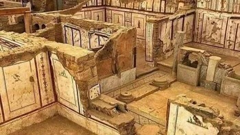 Rumah bertingkat Romawi (Domus) di Ephesus, Turki, abad ke-1 SM hingga ke-3 M, dikenal sebagai Rumah Orang Kaya. Menampilkan lantai mosaik, lukisan dinding warna-warni, serta tata letak canggih dengan halaman pribadi, sistem air, dan pemanas lantai. Mosaik mitologis dan geometris, seperti singa dengan mangsa, mencerminkan kemewahan Romawi dan pengaruh seni Yunani. Foto: Boredpanda