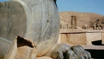 Istilah Griffin berasal dari bahasa Yunani kuno grū́ps (paruh melengkung), merujuk pada hidung bengkok makhluk ini. Griffin Persia digambarkan bertubuh singa, cakar elang, sayap elang, ekor berbulu, dan telinga kuda, tampak besar dan agung. Teks abad pertengahan menyebut cakarnya sebesar tanduk banteng dan bulunya digunakan sebagai anak panah. Penggambaran griffin ditemukan sejak abad ke-7 SM, mungkin lebih tua. Foto: Boredpanda