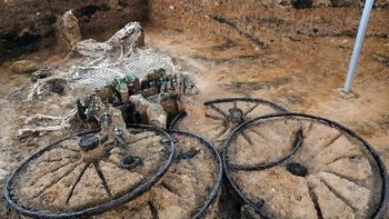 Di Bulgaria, arkeolog menemukan kereta perang kayu berusia dua milenium dengan ukiran mitologi Thrakia di makam bangsawan abad ke-1 Masehi. Kereta ini, dengan roda berdiameter 4 kaki, dihiasi patung Eros berlapis perak dan binatang mistis. Ditemukan pula sisa dua kuda dan anjing, yang dikubur untuk menemani almarhum ke akhirat, mencerminkan keahlian dan kepercayaan spiritual Thrakia kuno. Foto: Boredpanda