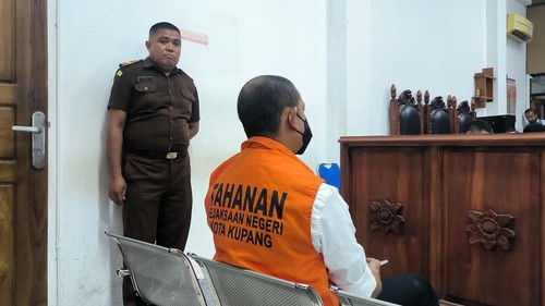 Terdakwa Fajar saat menjalani sidang perdana di PN Kupang, Senin (30/6/2025).