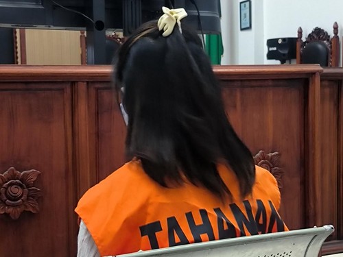 Terdakwa Fani saat berada di ruang sidang PN Kupang, Senin (30/6/2025).