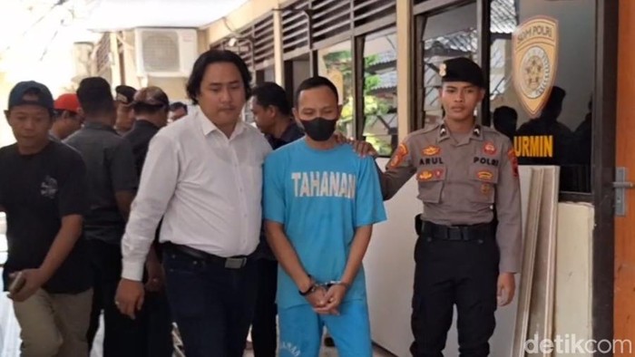 Guru SD di Pemalang tersangka pencabulan saat dihadirkan dalam jumpa pers di Polres Pemalang, Senin (30/6/2025).