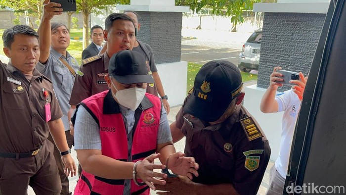 Tersangka Yustian saat dikeler ke mobil tahanan