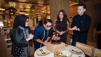 Olla Ramlan dan Teuku Ryan menghadiri ulang tahun manajer artis, Alle. Olla dan Teuku Ryan sama-sama berada di bawah naungan Alle. Foto: dok. Instagram Teuku Ryan dan Brotheralle