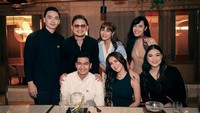 Congrats bro...semoga kali ini mantap, komentar Syamsir Alam untuk foto tersebut dilihat pada Senin (30/6/2025). Olla Ramlan pun membalas komentar tersebut Hahahaha apaan nih. Syamsir Alam membalas lagi dengan nyanyian Stecu Stecu. Foto: dok. Instagram Teuku Ryan dan Brotheralle