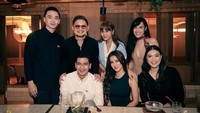 Posisi Olla Ramlan yang berdekatan dengan Teuku Ryan menimbulkan komentar. Sedangkan Teuku Ryan tak membalas komentar apa pun, termasuk yang menggodanya dengan Olla. Foto: dok. Instagram Teuku Ryan dan Brotheralle