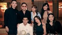 Digadang-gadang tengah menjalin hubungan asmara, Teuku Ryan membagikan kedekatan dengan Olla Ramlan. Keduanya mengunggah foto makan bersama di restoran dengan rekan artis lainnya. Foto: Instagram/teukuryantr