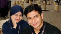 Teuku Ryan juga dikenal sebagai sosok yang hangat dengan keluarga. Seperti ketika umroh bersama, ia menyempatkan waktu untuk ngopi bersama adiknya. Foto: Instagram/teukuryantr