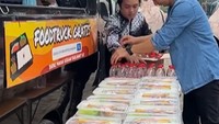 Berbagi makanan menjadi kegiatan rutin yang tak pernah dilewatkan. Cara Teuku Ryan berbagi tak tanggung-tanggung, ia langsung membawa food trucknya. Foto: Instagram/teukuryantr