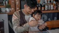Teuku Ryan selalu menyempatkan diri untuk menghabiskan waktu bersama anaknya. Mengajak Moana, ia mengajarkan anaknya menghias makanan sebelum menyantapnya. Foto: Instagram/teukuryantr