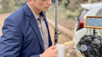 Teuku Ryan yang kini sibuk menjadi aktor tak bisa lepas dari kopi. Di sela-sela agenda syutingnya, ia menyeruput segelas kopi hangat sambil melihat rekaman aktingnya. Foto: Instagram/teukuryantr