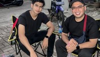 Di lokasi syuting, Teuku Ryan bergabung bersama tim lainnya. Gerobak bakso malang dipanggil untuk dinikmati bersama tim syutingnya. Foto: Instagram/teukuryantr