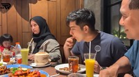 Walaupun sudah bercerai, Teuku Ryan tetap menjadi sosok ayah yang hangat untuk anaknya. Moana, seringkali diajak bertemu keluarga besarnya untuk silaturahmi dan makan bersama. Foto: Instagram/teukuryantr