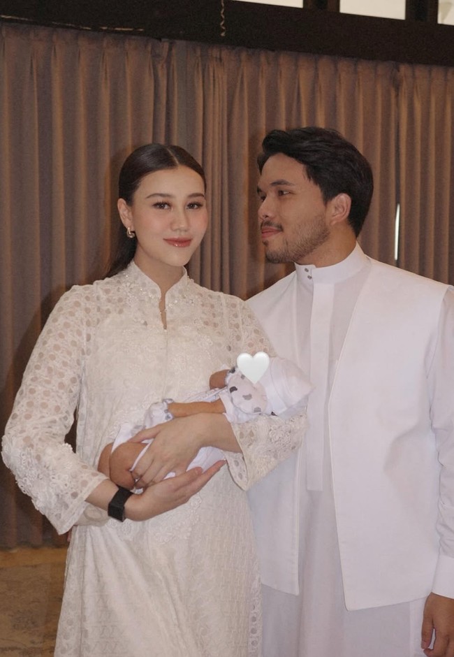 2 minggu setelah kelahiran putra pertama mereka, baby Arash, Thariq Halilintar dan Aaliyah Massaid menggelar acara aqiqah untuk sang anak. Tampil kompak, Thariq, Aaliyah dan baby Arash kenakan busana serba putih. Foto: Instagram/@aaliyah.massaid