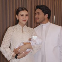 2 minggu setelah kelahiran putra pertama mereka, baby Arash, Thariq Halilintar dan Aaliyah Massaid menggelar acara aqiqah untuk sang anak. Tampil kompak, Thariq, Aaliyah dan baby Arash kenakan busana serba putih. Foto: Instagram/@aaliyah.massaid