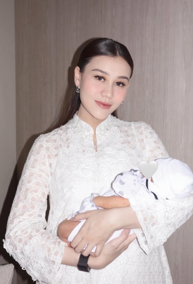 Aaliyah memilih dress lace dari Artkea. Sambil menggendong baby Arash, Aaliyah tampak begitu cantik pancarkan aura keibuan.  Foto: Instagram/@aaliyah.massaid