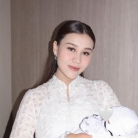 Aaliyah memilih dress lace dari Artkea. Sambil menggendong baby Arash, Aaliyah tampak begitu cantik pancarkan aura keibuan.  Foto: Instagram/@aaliyah.massaid