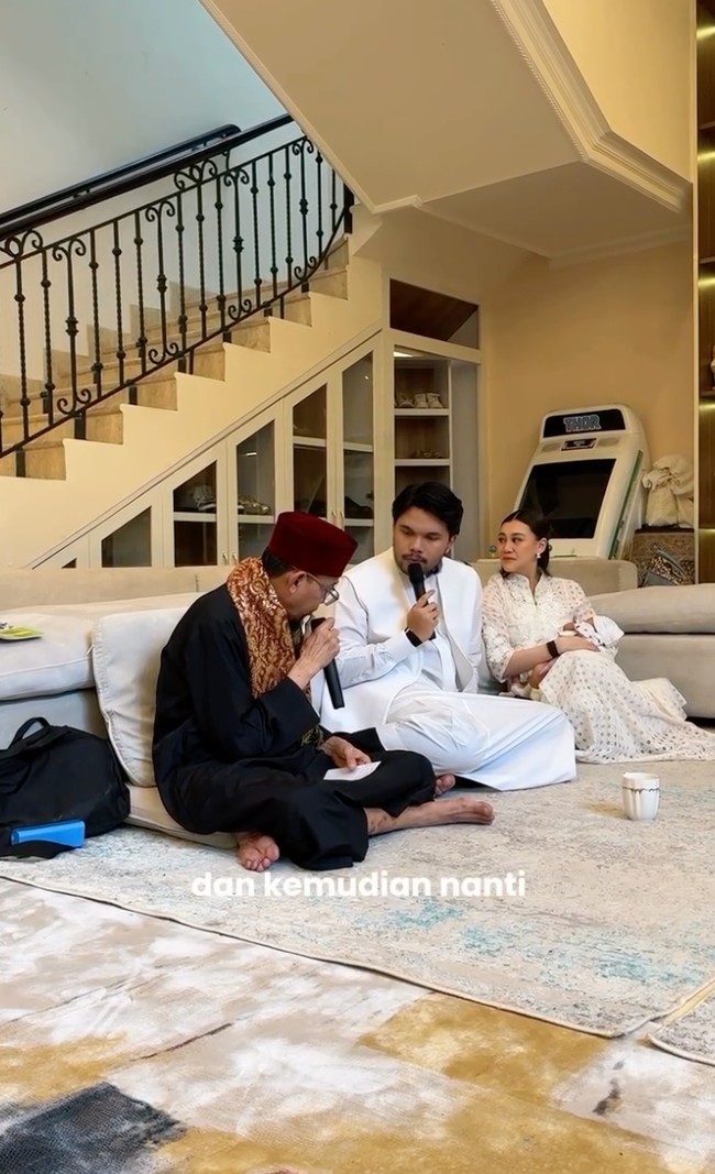 Acara aqiqah digelar di kediaman Thariq dan Aaliyah. Berlangsung lancar, terlihat selama acara baby Arash nyaman tertidur di gendongan sang bunda. Foto dan video acara aqiqah tersebut terlihat dari unggahan Instagram Aaliyah dan Thariq pada Jumat (27/6/25). Foto: Instagram/@thariqhalilintar