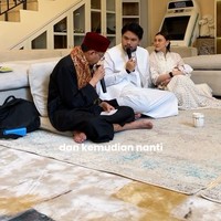 Acara aqiqah digelar di kediaman Thariq dan Aaliyah. Berlangsung lancar, terlihat selama acara baby Arash nyaman tertidur di gendongan sang bunda. Foto dan video acara aqiqah tersebut terlihat dari unggahan Instagram Aaliyah dan Thariq pada Jumat (27/6/25). Foto: Instagram/@thariqhalilintar