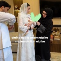 Satu per satu anggota keluarga tampak bergantian memotong rambut baby Arash. Mulai dari Thariq lalu dilanjutkan oleh ibunda Aaliyah, Reza Artamevia. Reza tampak hadir kenakan busana serba hitam. Foto: Instagram/@thariqhalilintar
