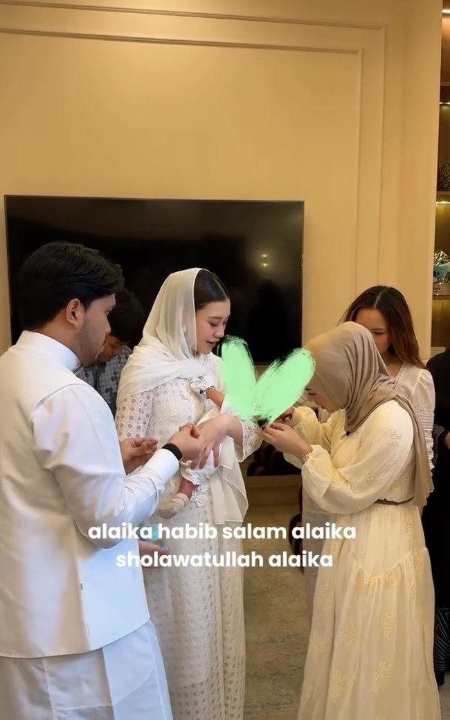 Saudara Aaliyah dan Thariq, Zahwa Massaid, Atta Halilintar, dan Aurel Hermansyah juga tampak hadir. Mereka juga turut bergantian menggunting rambut baby Arash. Foto: Instagram/@thariqhalilintar