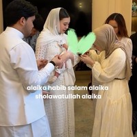 Saudara Aaliyah dan Thariq, Zahwa Massaid, Atta Halilintar, dan Aurel Hermansyah juga tampak hadir. Mereka juga turut bergantian menggunting rambut baby Arash. Foto: Instagram/@thariqhalilintar