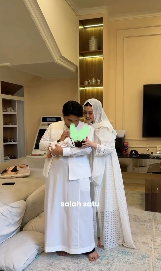 Sayangnya hingga kini Thariq dan Aaliyah tampaknya masih kompak untuk merahasiakan wajah sang anak. Dalam video yang dibagikan wajah baby Arash ditutup dengan stiker berbentuk hati. Foto: Instagram/@thariqhalilintar