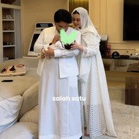 Sayangnya hingga kini Thariq dan Aaliyah tampaknya masih kompak untuk merahasiakan wajah sang anak. Dalam video yang dibagikan wajah baby Arash ditutup dengan stiker berbentuk hati. Foto: Instagram/@thariqhalilintar