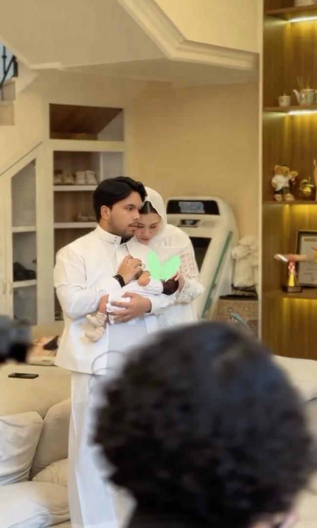 Terlihat keluarga kecil Thariq yang begitu harmonis. Sebagai orangtua baru, Aaliyah dan Thariq juga terlihat kompak dan tetap mesra. Foto: Instagram/@thariqhalilintar