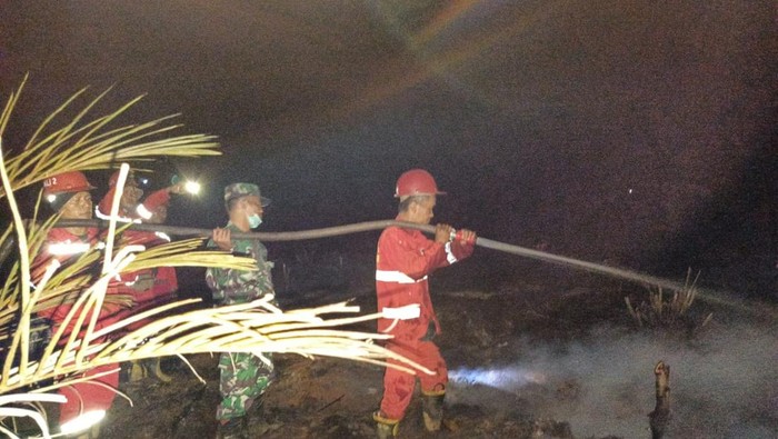 Tim Manggala Agni melakukan upaya pemadaman karhutla di Muba.