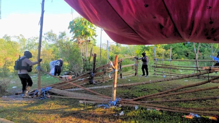 Tim Patroli Perintis Polres Tarakan menggerebek arena sabung ayam.
