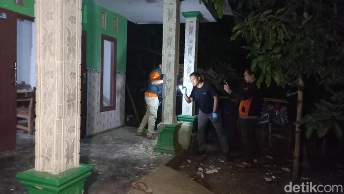 TKP rumah nenek 92 tahun di Probolinggo yang dilempar bondet
