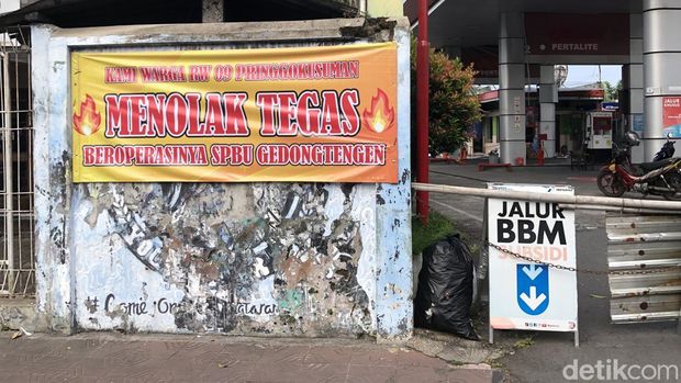 Spanduk penolakan warga di SPBU 44.552.14 Gedongtengen, Pringgokusuman, Kota Jogja, Senin (30/6/2025).