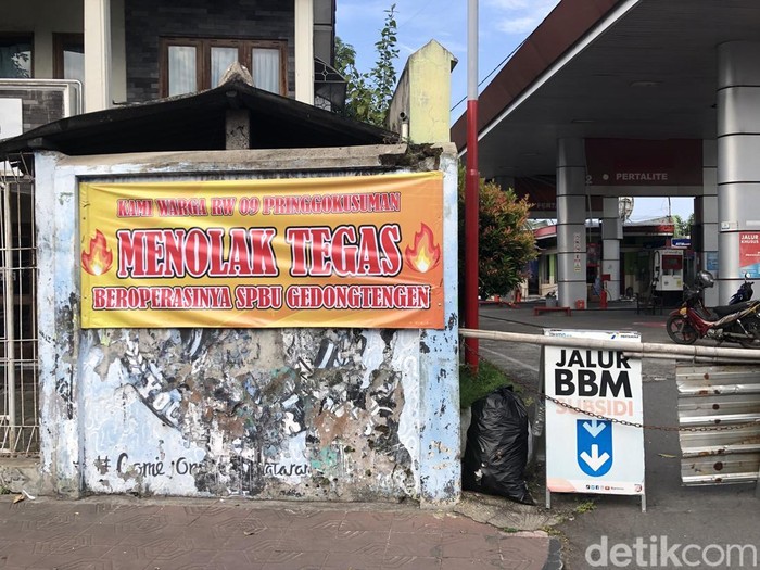 Spanduk penolakan warga di SPBU 44.552.14 Gedongtengen, Pringgokusuman, Kota Jogja, Senin (30/6/2025).