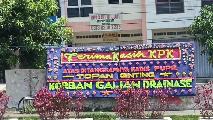 Salah satu papan bunga ucapan terima kasih ke KPK karena menangkap Kadis PUPR Sumut Topan Ginting mejeng di Medan