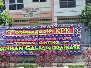 Papan Bunga Makasih KPK  Mejeng di Medan Usai Kadis PUPR Sumut Ditangkap