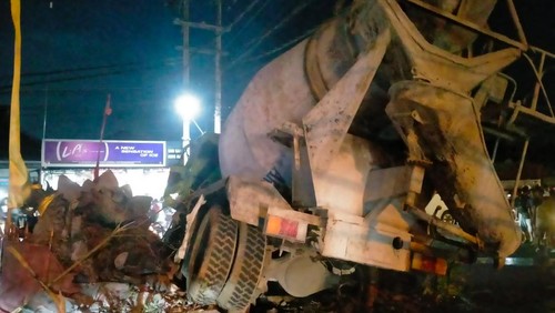 Truk molen alami di Jalan Singaraja-Kintamani tepatnya di wilayah Banjar Dinas Pasek, Desa/Kecamatan Kubutambahan, Kabupaten Buleleng, Minggu (29/6/2025). (Polres Buleleng)