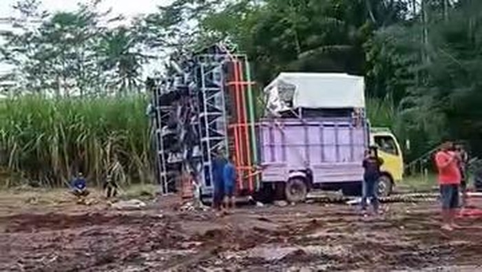 Truk sound horeg di Malang terjebak di lumpur